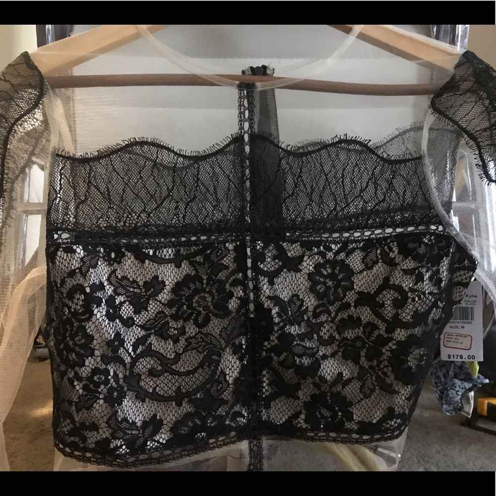 KENDAL + KYLIE black and white lace/polyester  top